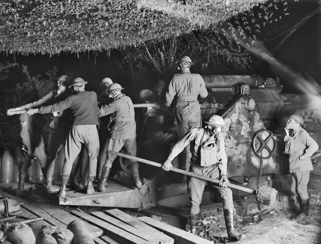 Die 2. Australische Belagerungsbatterie (55. Australische Belagerungsartilleriebatterie) arbeitet während eines Angriffs in Voormezeele mit Gasmasken an einer 9,2-Zoll-Haubitze, 15. September 1917 von Australian Photographer