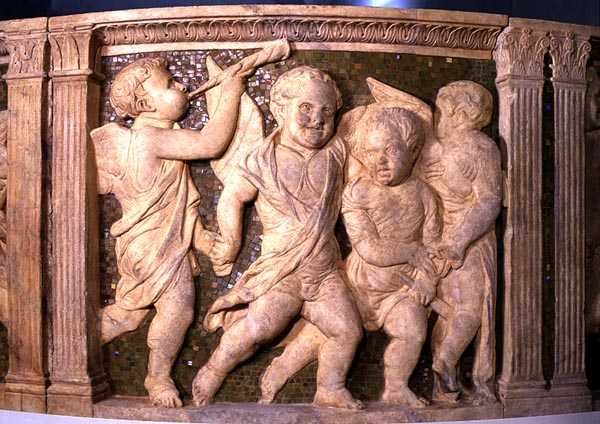 Post-Restaurations-Panel Nr. VI vom äußeren Kanzel der Kathedrale von Prato von B. di Donatello and Michelozzo