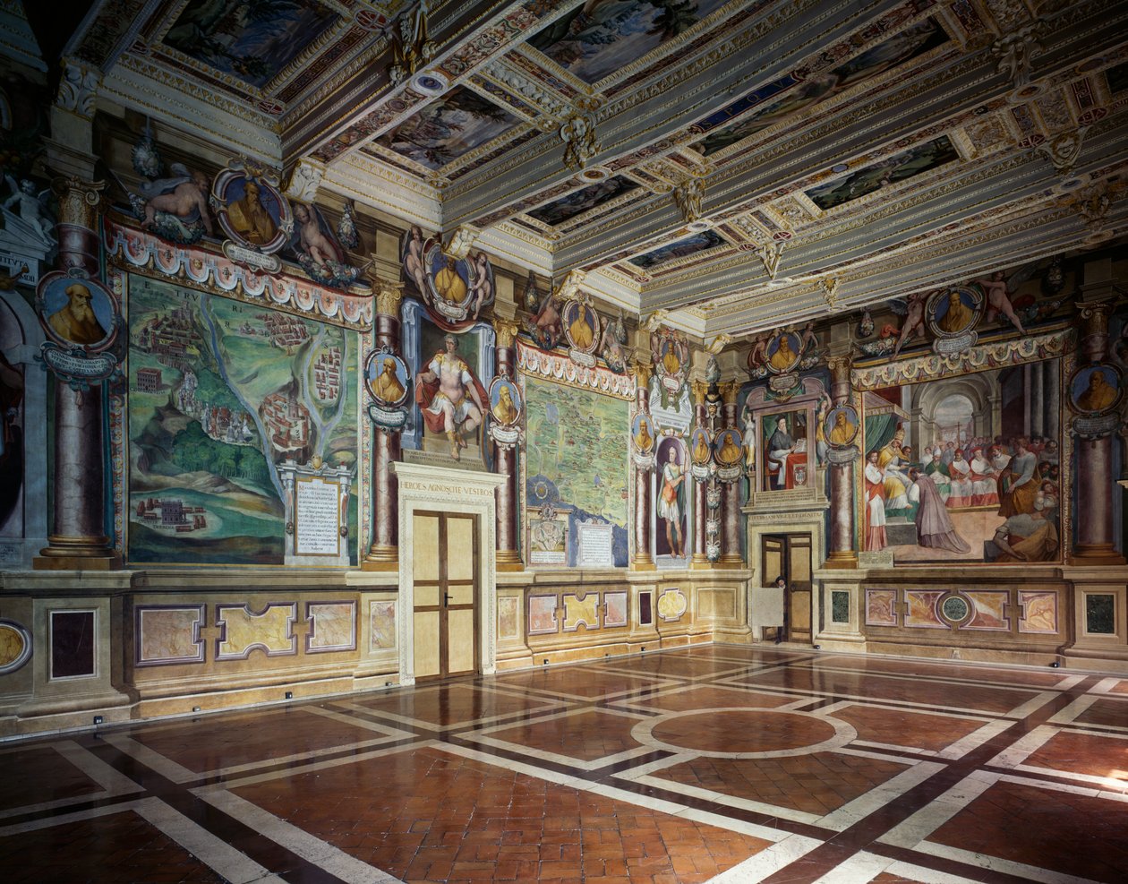 Königlicher oder Herkules-Saal mit Fresken von Baldassare Croce, die mythologische und historische Szenen der Stadt Viterbo darstellen, Holzdecke mit den Besitztümern der Stadt, Rathaus (ehemals Palazzo dei Priori), Viterbo, Latium, Italien von Baldassare Croce