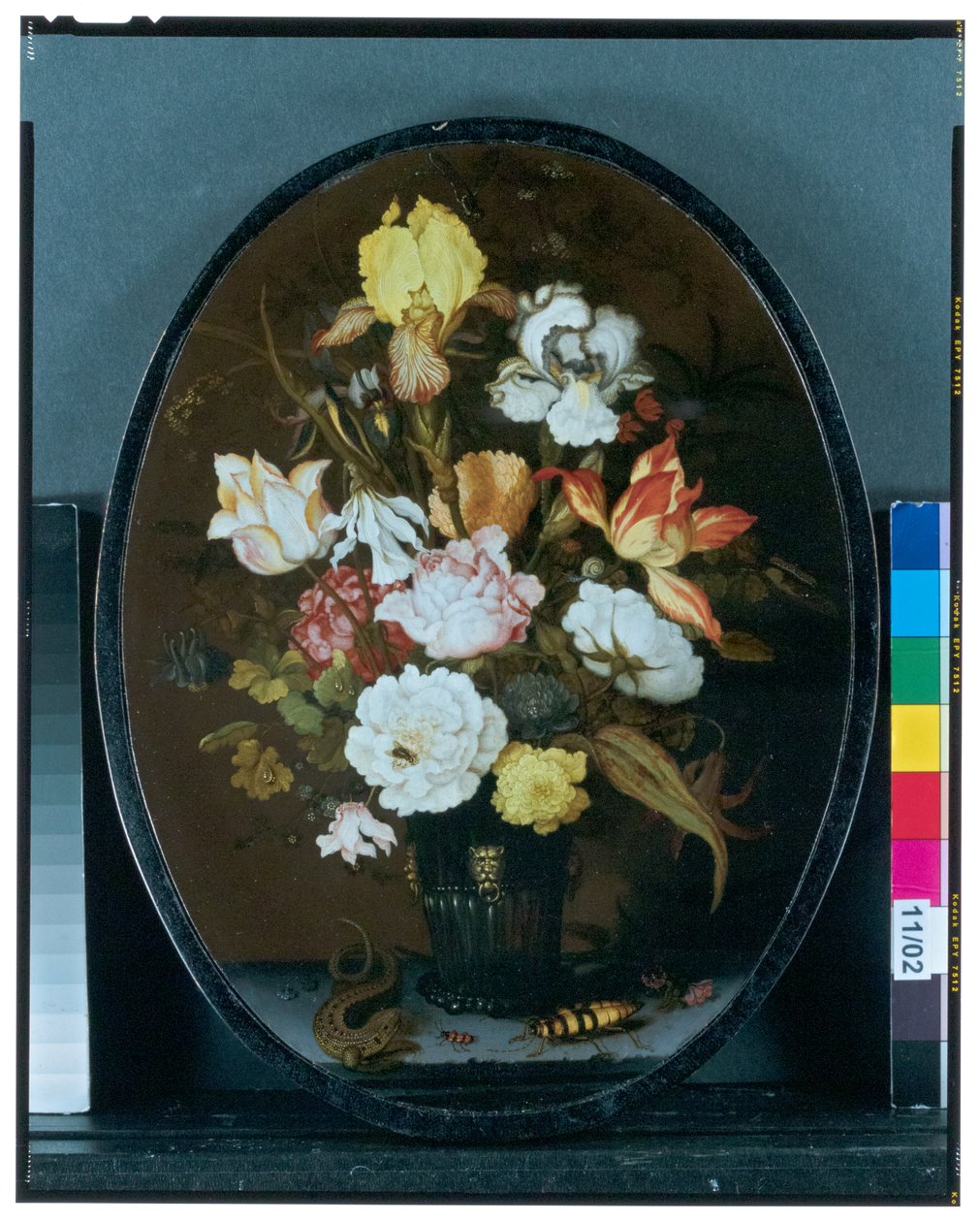 Stillleben mit Blumen in einer Glasvase auf einem Sims, mit einer Eidechse und Käfern von Balthasar van der Ast