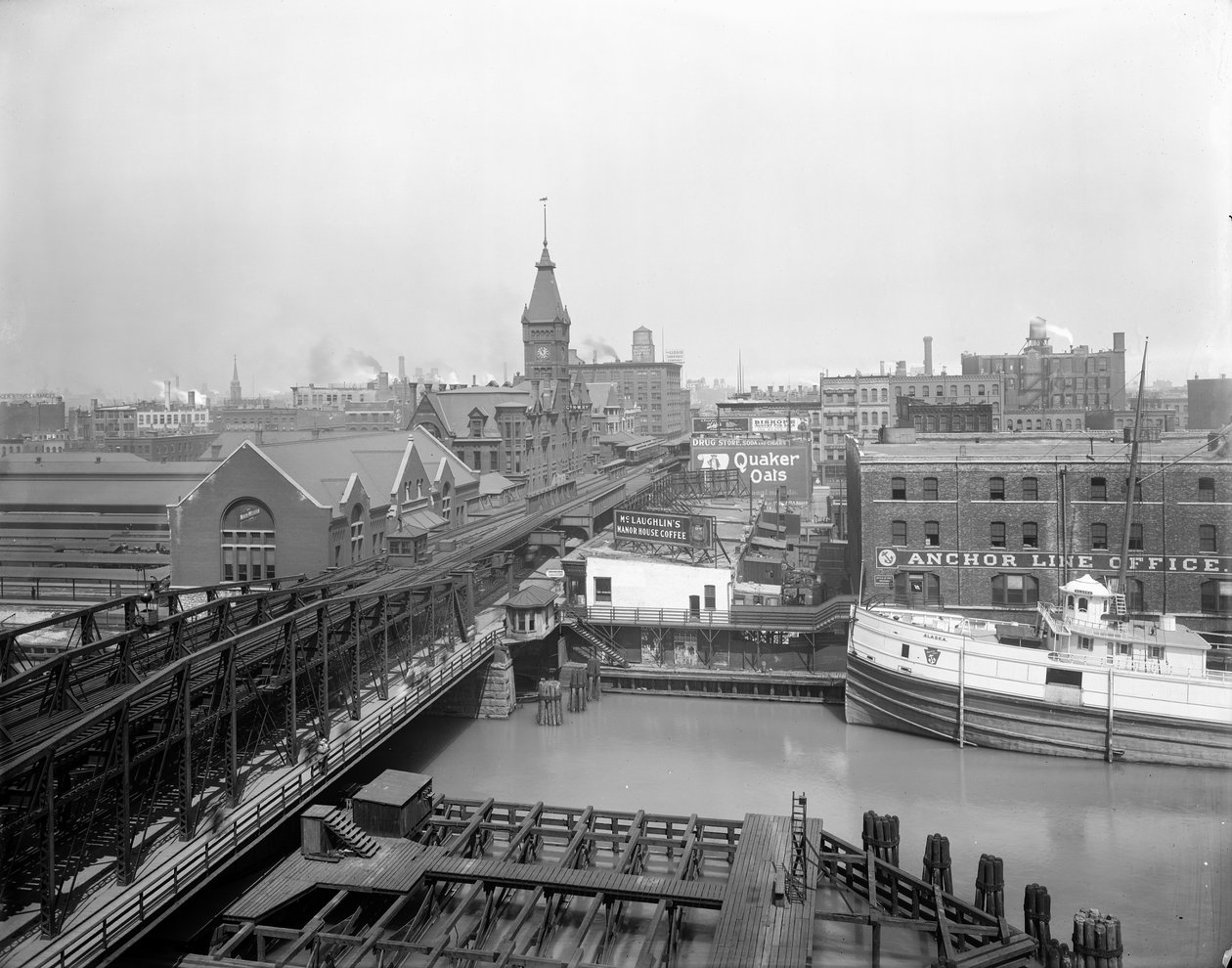 Dampfer Alaska angedockt an der Wells Street, Chicago, Illinois, USA, ca. 1905 (s/w Foto) von Barnes and Crosby