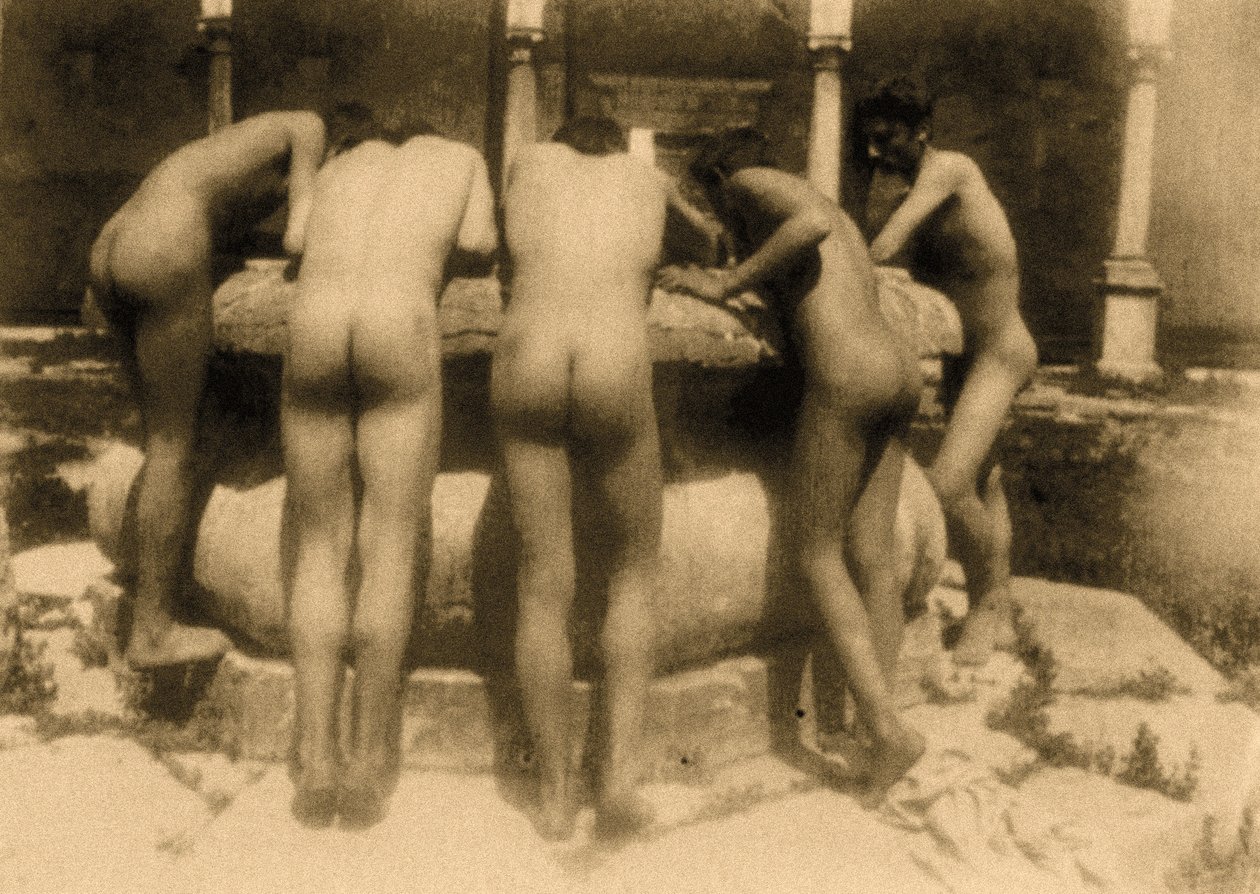 Studie von fünf Jungen, die in einen Brunnen schauen, Sizilien, ca. 1900 von Baron Wilhelm von Gloeden