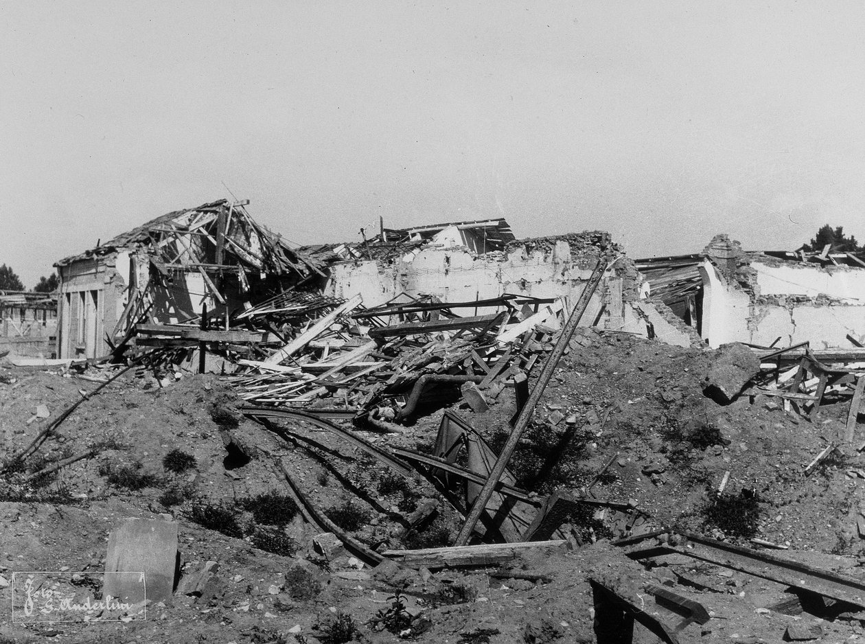 Die Bombardierungen von Sermide: im Zweiten Weltkrieg beschädigte Gebäude von Bayard and Bertall