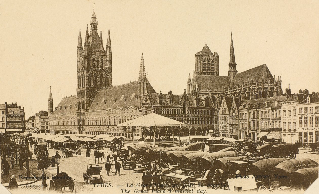 Der Große Platz am Markttag, Ypern, Belgien von Belgian Photographer