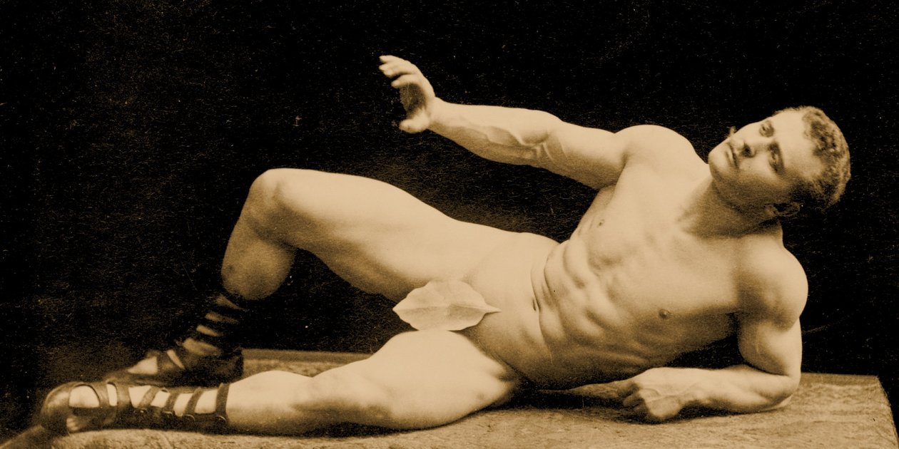 Eugen Sandow in klassischer antiker griechisch-römischer Pose mit Feigenblatt, ca. 1894 von Benjamin J. Falk