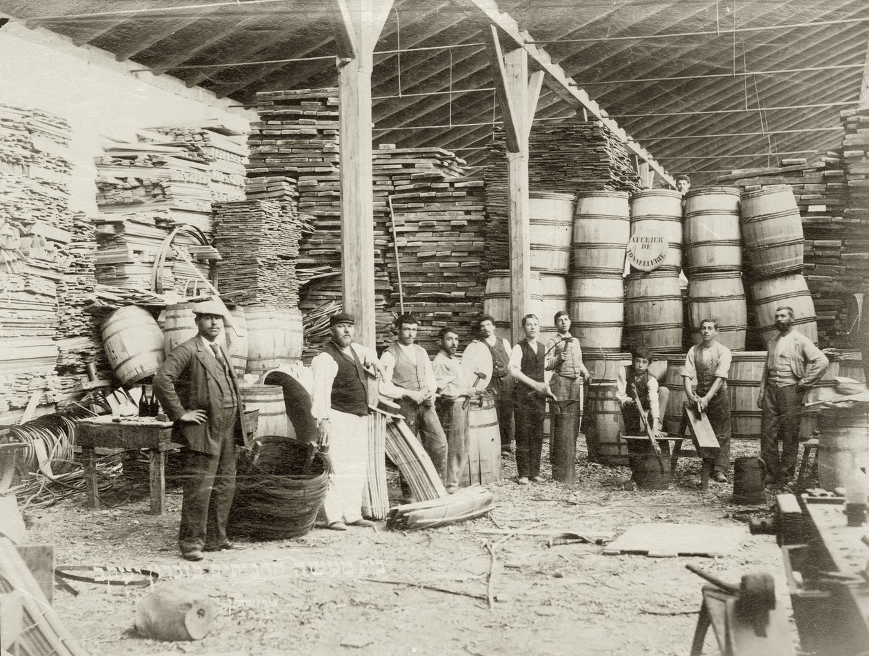 Innenansicht einer Fassfabrik in Zichron Yaacov mit Arbeitern, ca. 1898-1900 (Schwarzweißfoto) von Bernard Edelstein