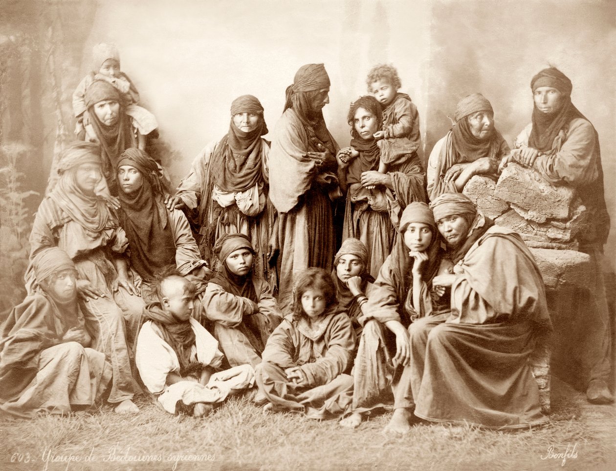 Gruppe von 17 Beduinenfrauen und Kindern, ca. 1867-98 von Bonfils Studio