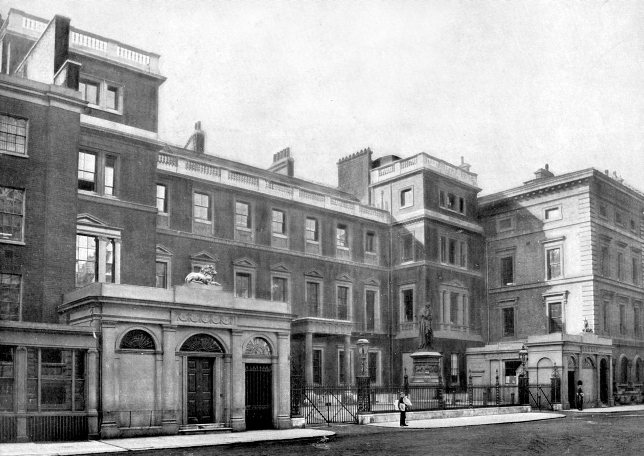 Fassade des Kriegsministeriums, Cumberland House, Pall Mall, London, 1890 von British Photographer