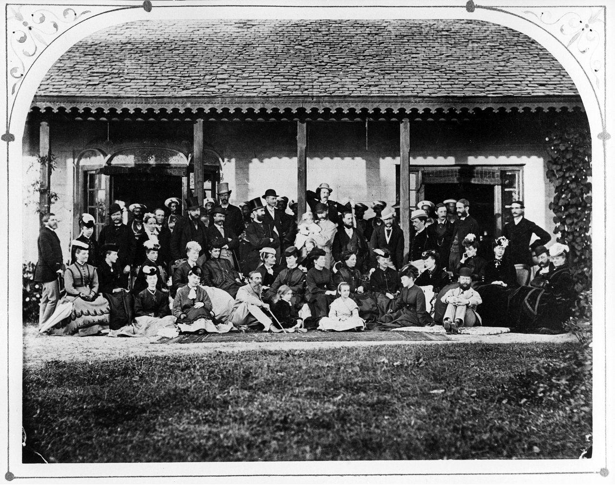 Gruppe - Regierungshaus, ca. 1871 von British Photographer