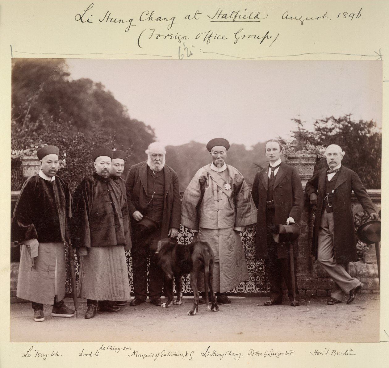 Li Hung Chang in Hatfield (Foreign Office Group), August 1896 von British Photographer