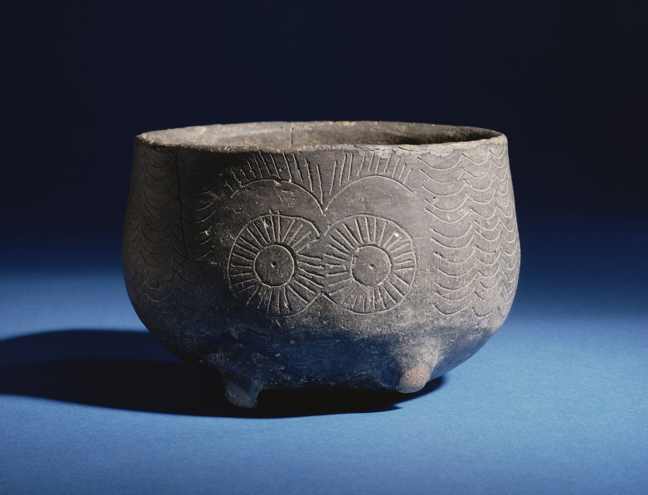 Schale mit eingeritzter Dekoration, die Hirsche darstellt, aus Los Millares, Spanien, Kupferzeit, um 2000 v. Chr. von Bronze Age
