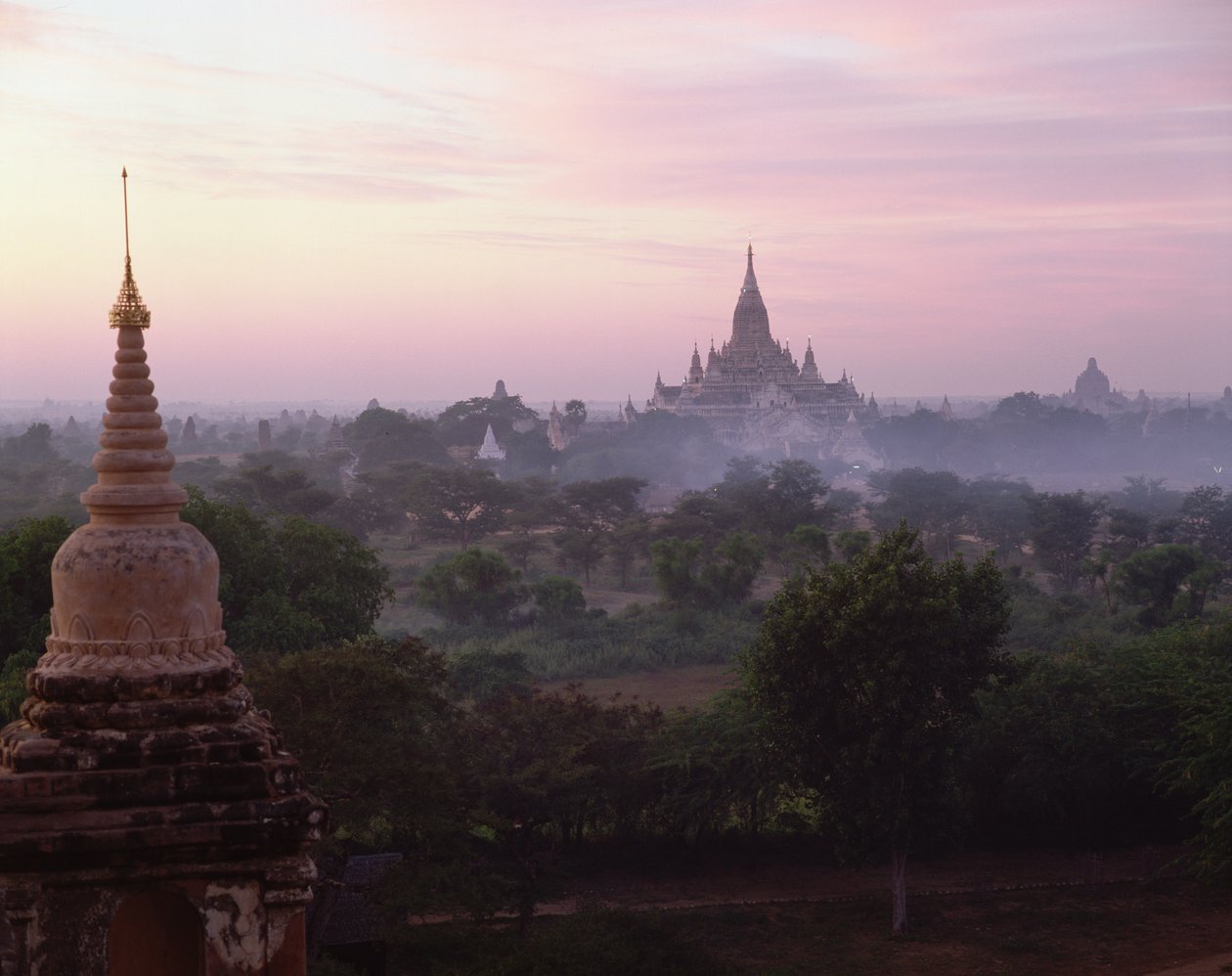 Der Ananda-Tempel bei Sonnenaufgang, erbaut 1090 von Burmese School