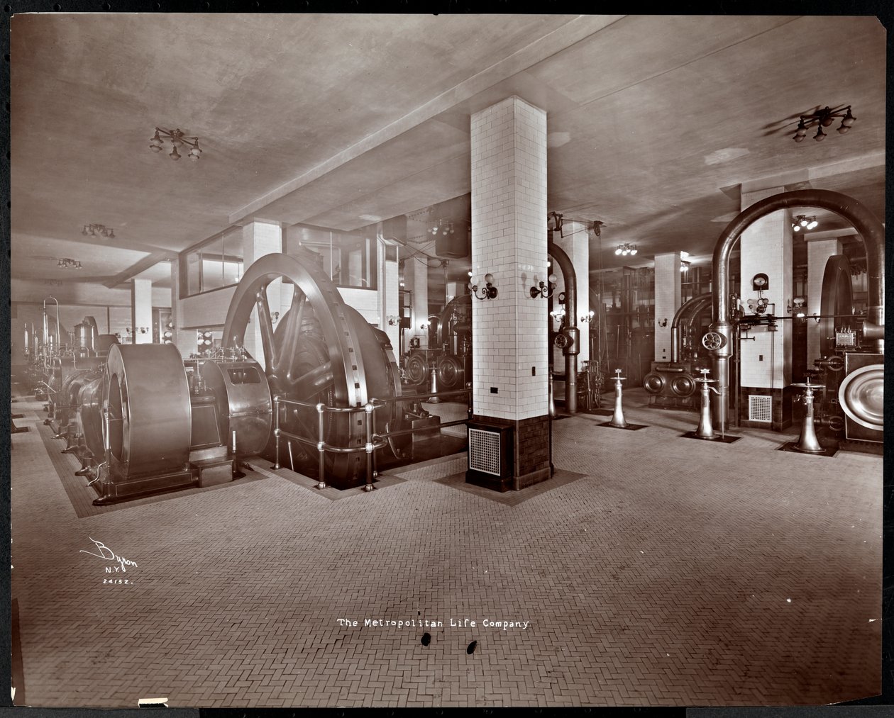 Ein mechanischer Ausrüstungsraum bei der Metropolitan Life Insurance Co. an der 23rd Street und Madison Avenue, New York, 1907 von Byron Company