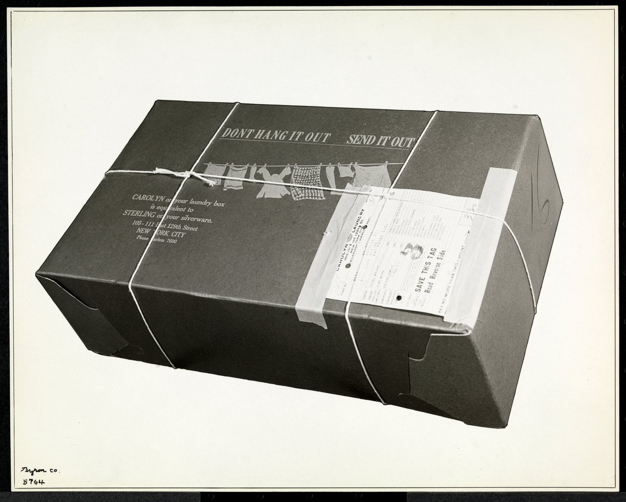 Eine gepackte Wäschekiste von der Carolyn Laundry in der 111 East 128th Street, East Harlem, New York, 1929 von Byron Company