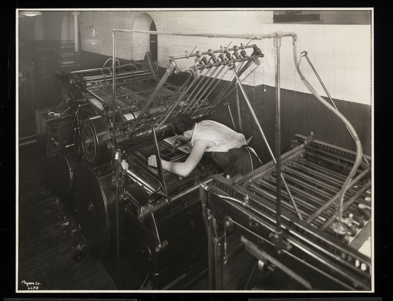 Eine Druckerpresse bei Unz und Co., 24 Beaver Street, New York, 1932 von Byron Company