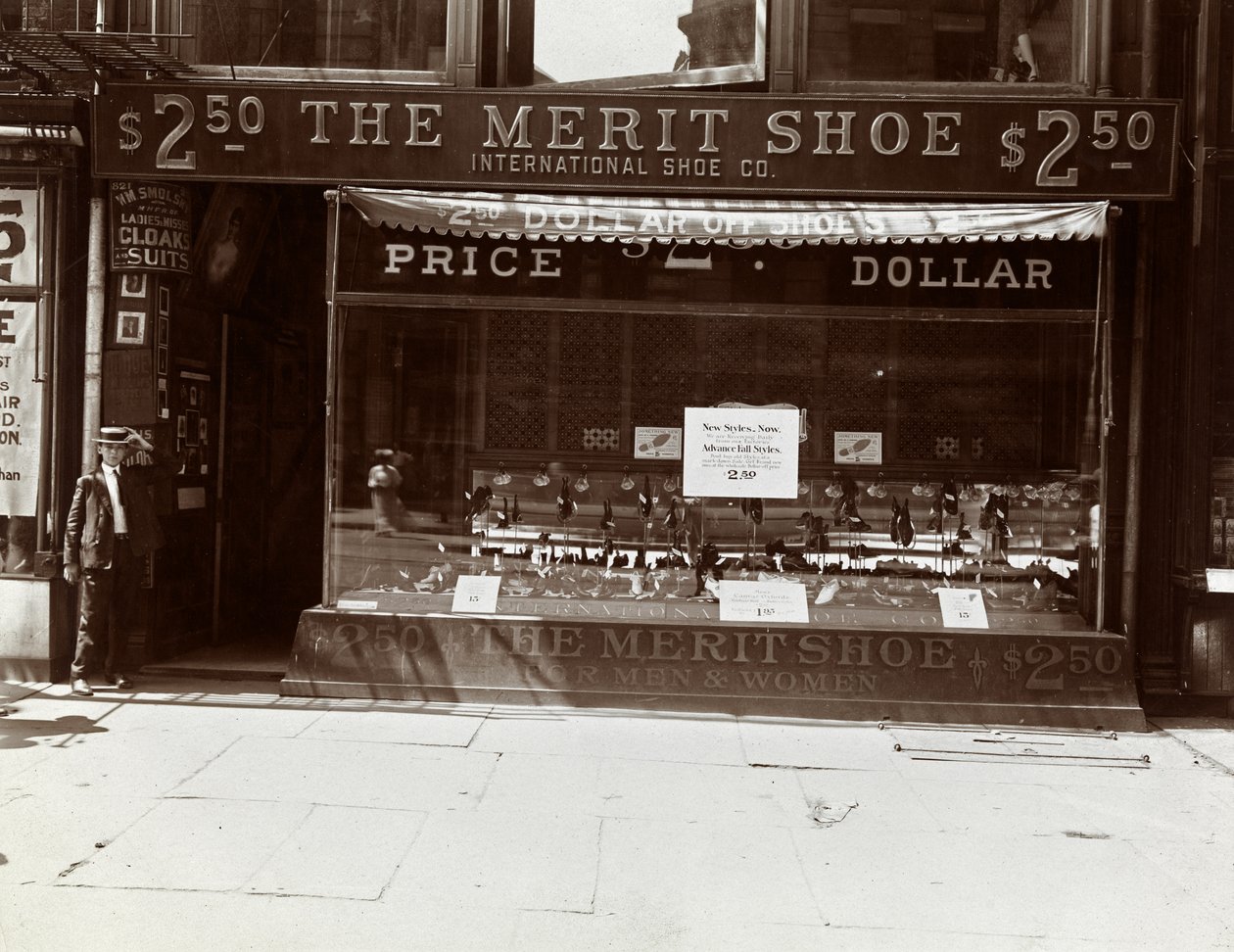 Ein Laden der International Shoe Co., New York, 1905 von Byron Company