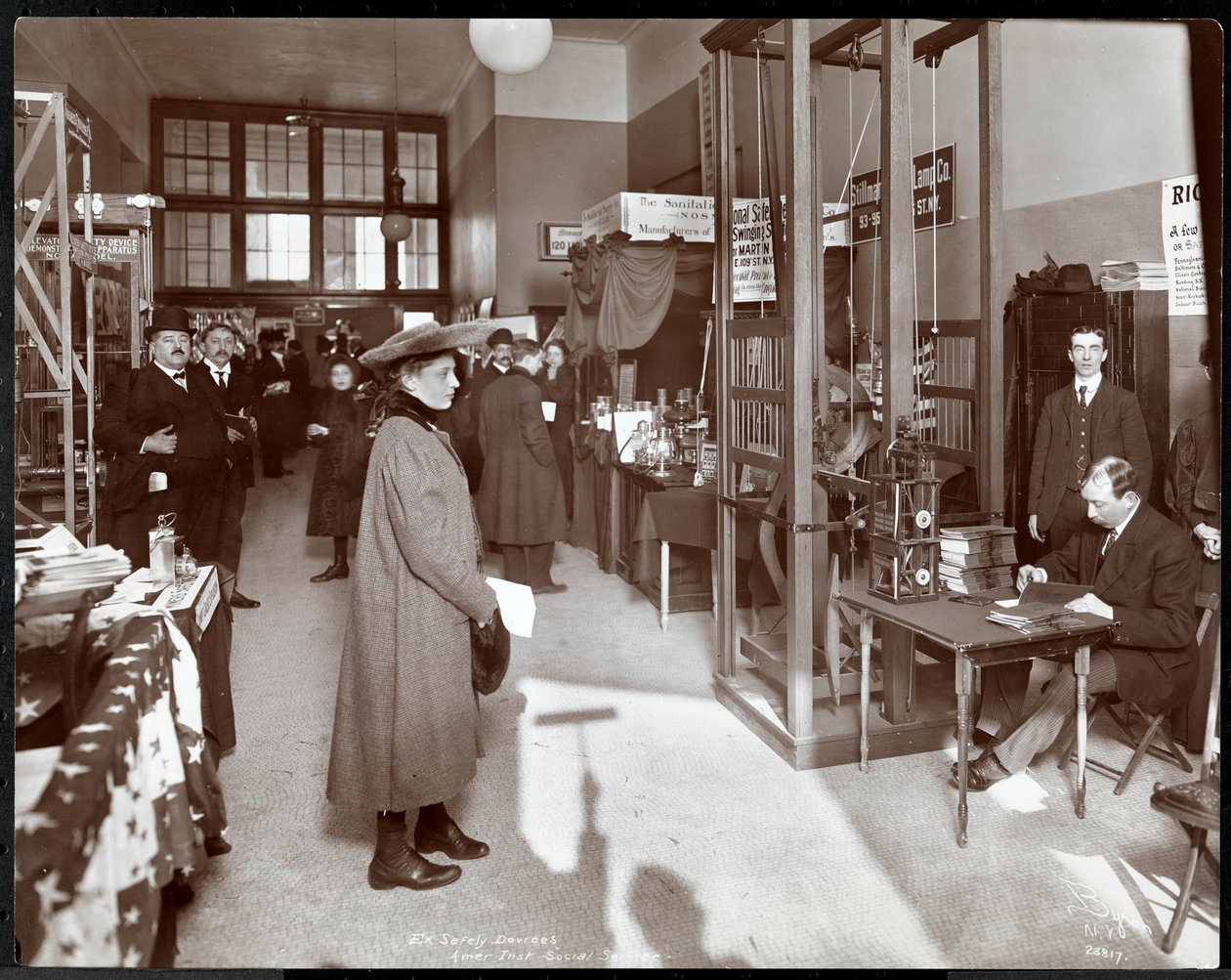Eine Ausstellung von Sicherheitsvorrichtungen am American Institute of Social Service, New York, 1906-07 von Byron Company