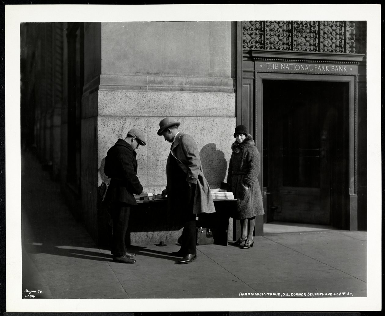 Blinder Zeitungsverkäufer, Aaron Weintraub, an seinem Stand an der südöstlichen Ecke der 7th Avenue und 32nd Street, New York, 1930 von Byron Company