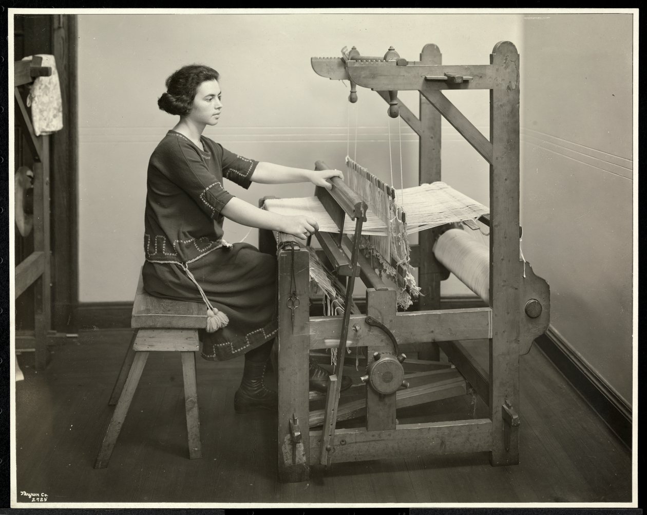 Blinde Frau arbeitet an einem Webstuhl bei der New York Association for the Blind, 111 East 59th Street, New York, 1926 von Byron Company