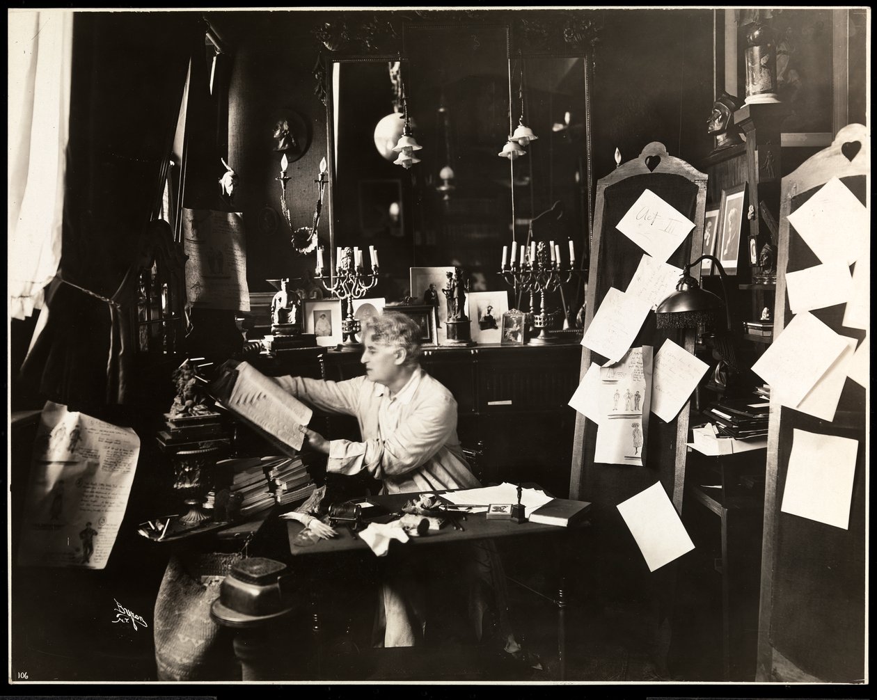 David Belasco in seinem Arbeitszimmer, blättert in einem Wörterbuch, 1909 von Byron Company