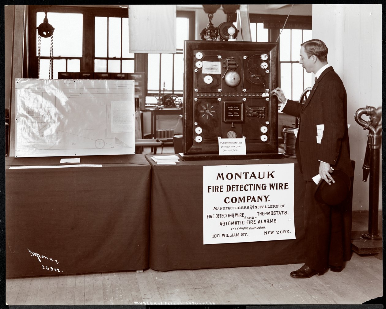 Ausstellung eines Brandmeldesystems der Montauk Fire Detecting Wire Co. im Museum für Sicherheitsgeräte des American Institute of Social Service, New York, 1908 von Byron Company