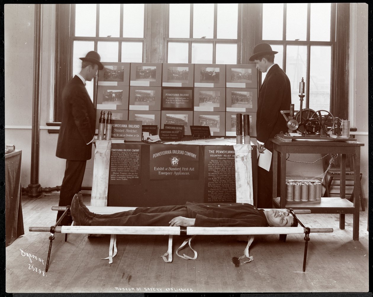 Ausstellung von Erste-Hilfe-Ausrüstung der Pennsylvania Railroad Co. im Museum für Sicherheitsgeräte des American Institute of Social Service, New York, 1908 von Byron Company