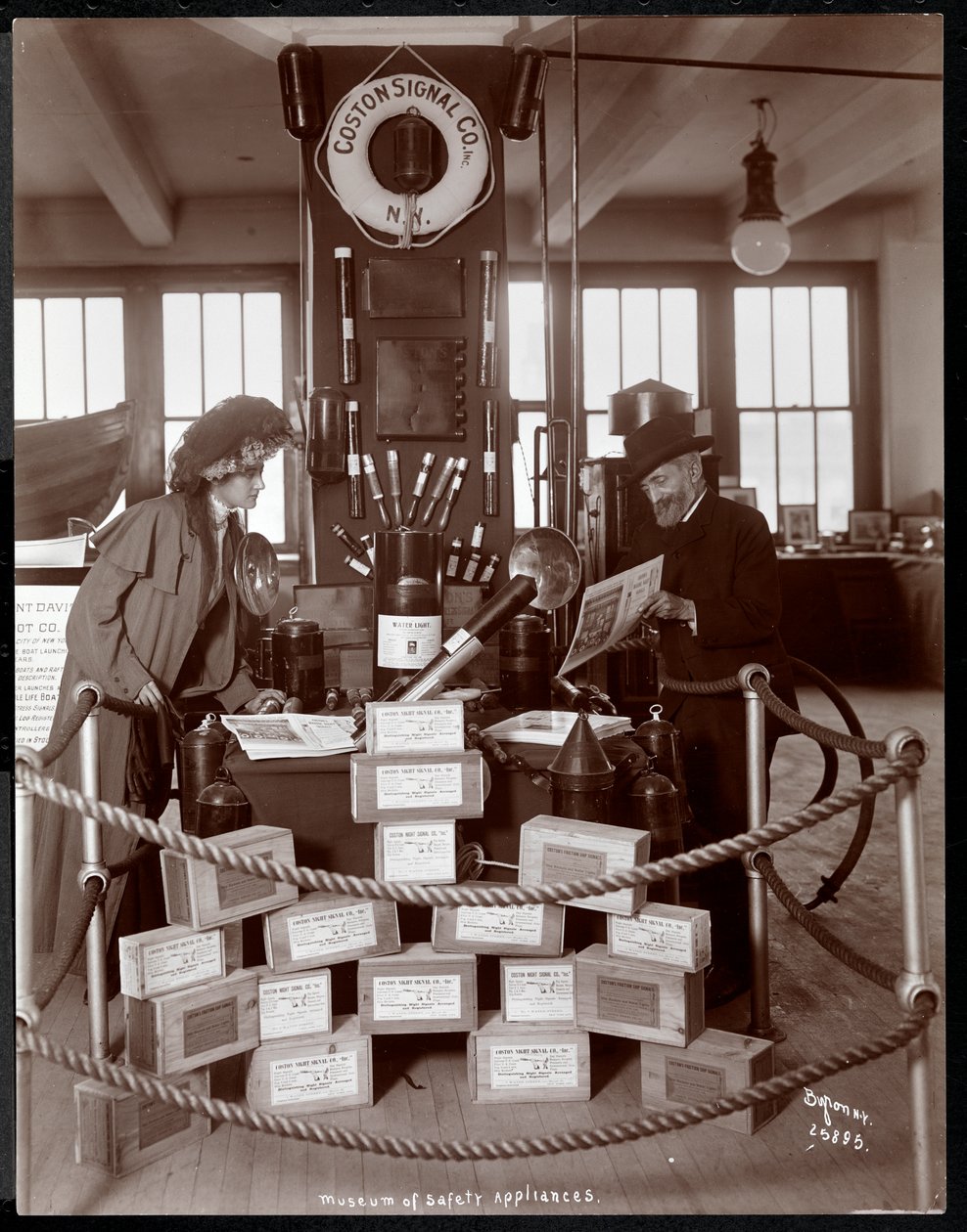 Ausstellung der Coston Signal Co. im Museum für Sicherheitsgeräte des American Institute of Social Service, New York, 1908 von Byron Company