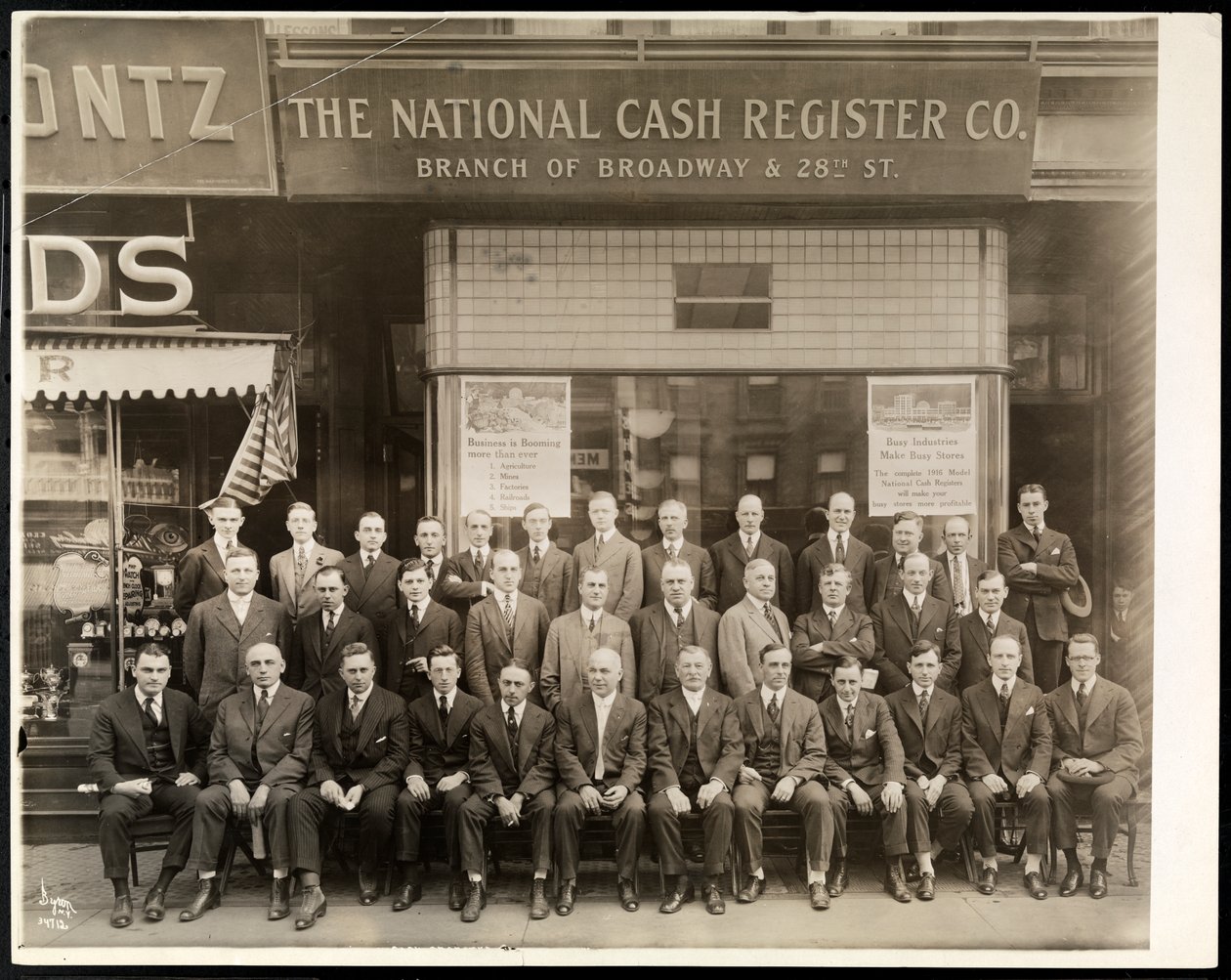 Gruppe von Männern der National Cash Register Co. vor der Filiale Broadway und 28th Street, New York, 1916 von Byron Company