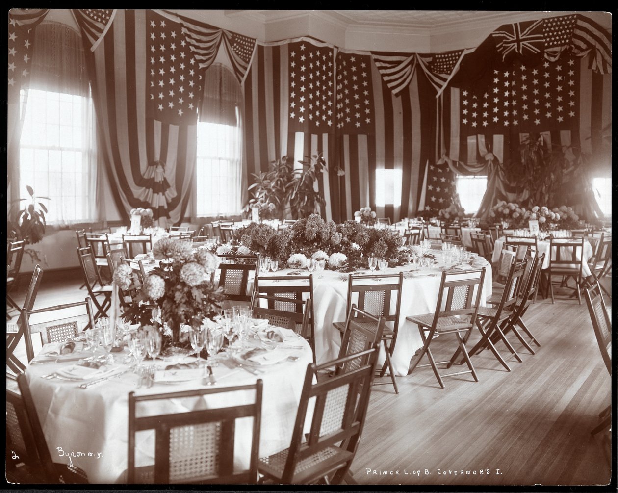 Innenansicht eines Bankettsaals, gedeckt für ein Abendessen zu Ehren des Besuchs von Prinz Louis von Battenberg auf Governor