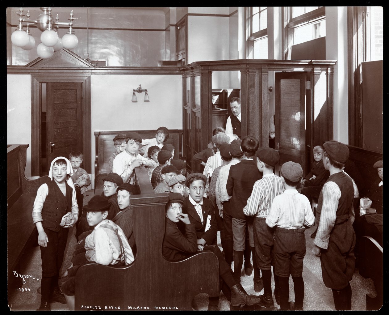 Innenansicht von Jungen in einem Warteraum der Volksbäder, Milbank Memorial, New York, 1904 von Byron Company