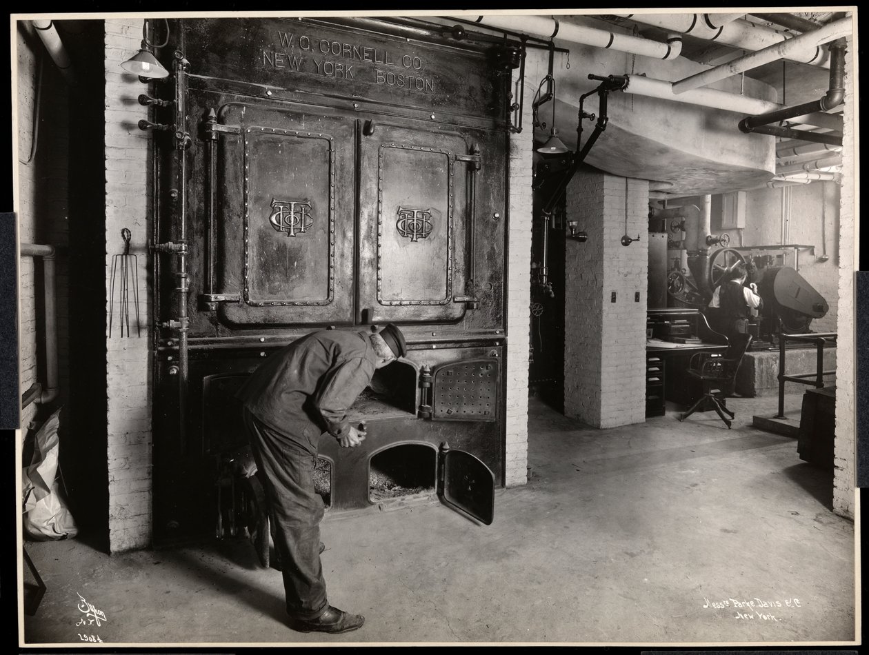 Innenansicht von Männern, die im Ofenraum bei Parke, Davis und Co., Chemiker, Hudson und Vestry Streets, New York, 1910 (Silbergelatineabzug) arbeiten von Byron Company