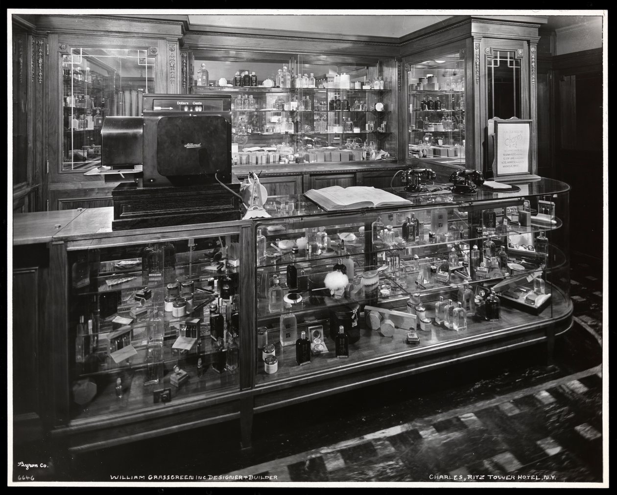 Innenansicht des Charles of the Ritz Schönheitssalons im Ritz Tower Hotel, Park Avenue und 57th Street, New York, 1932 von Byron Company