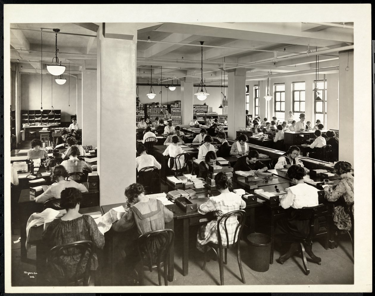 Innenansicht von Frauen, die in der Bestellabteilung der International Magazine Co. arbeiten, 119 West 40th Street, New York von Byron Company