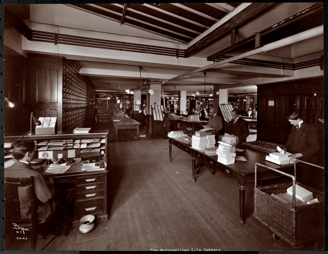 Männer arbeiten in einem Raum, der wie ein Sortierraum bei der Metropolitan Life Insurance Co. an der 23rd Street und Madison Avenue, New York, 1907 (Silbergelatineabzug) aussieht von Byron Company