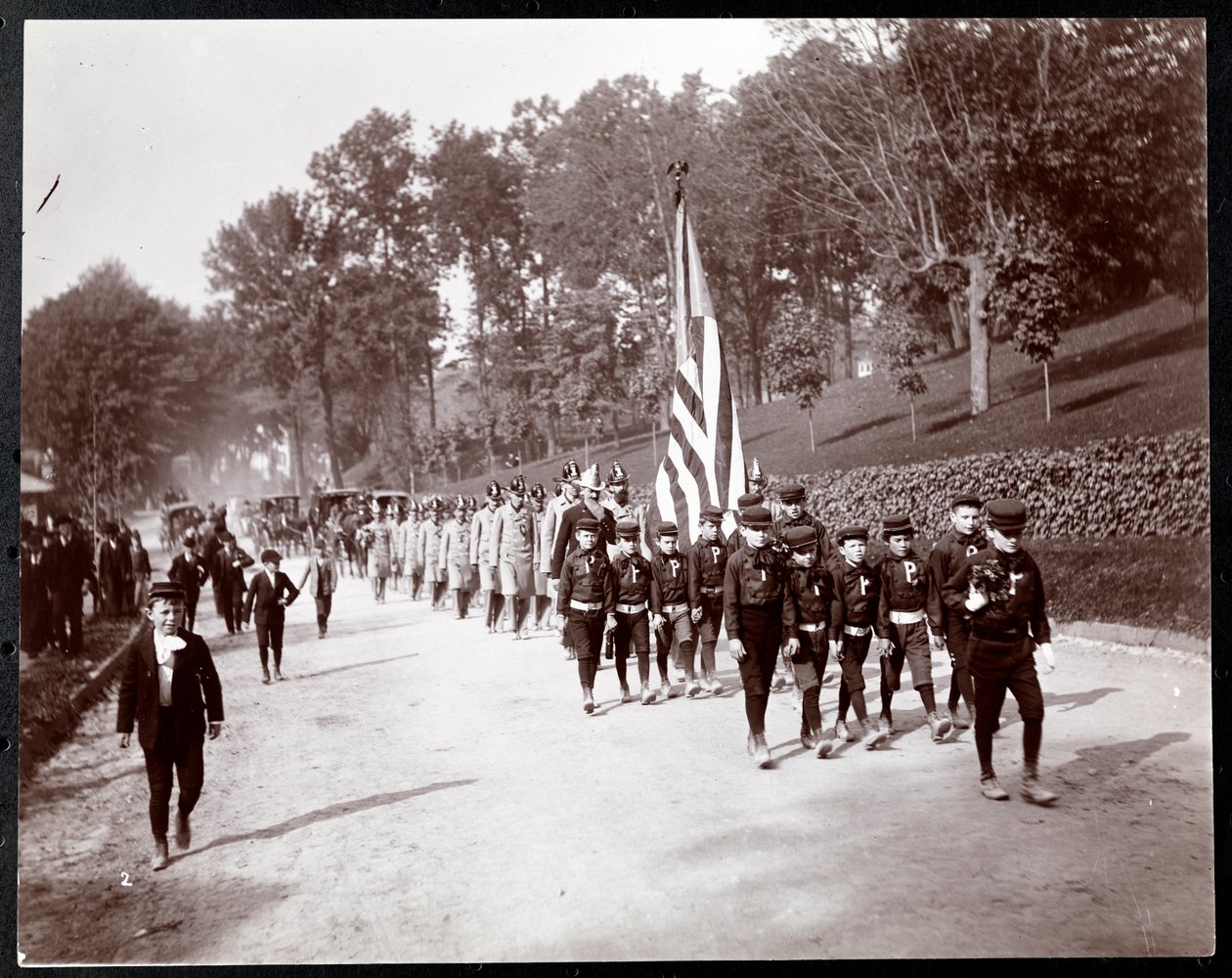 Parade mit Kindern und Feuerwehrleuten marschierend in Dobbs Ferry, New York, 1898 von Byron Company