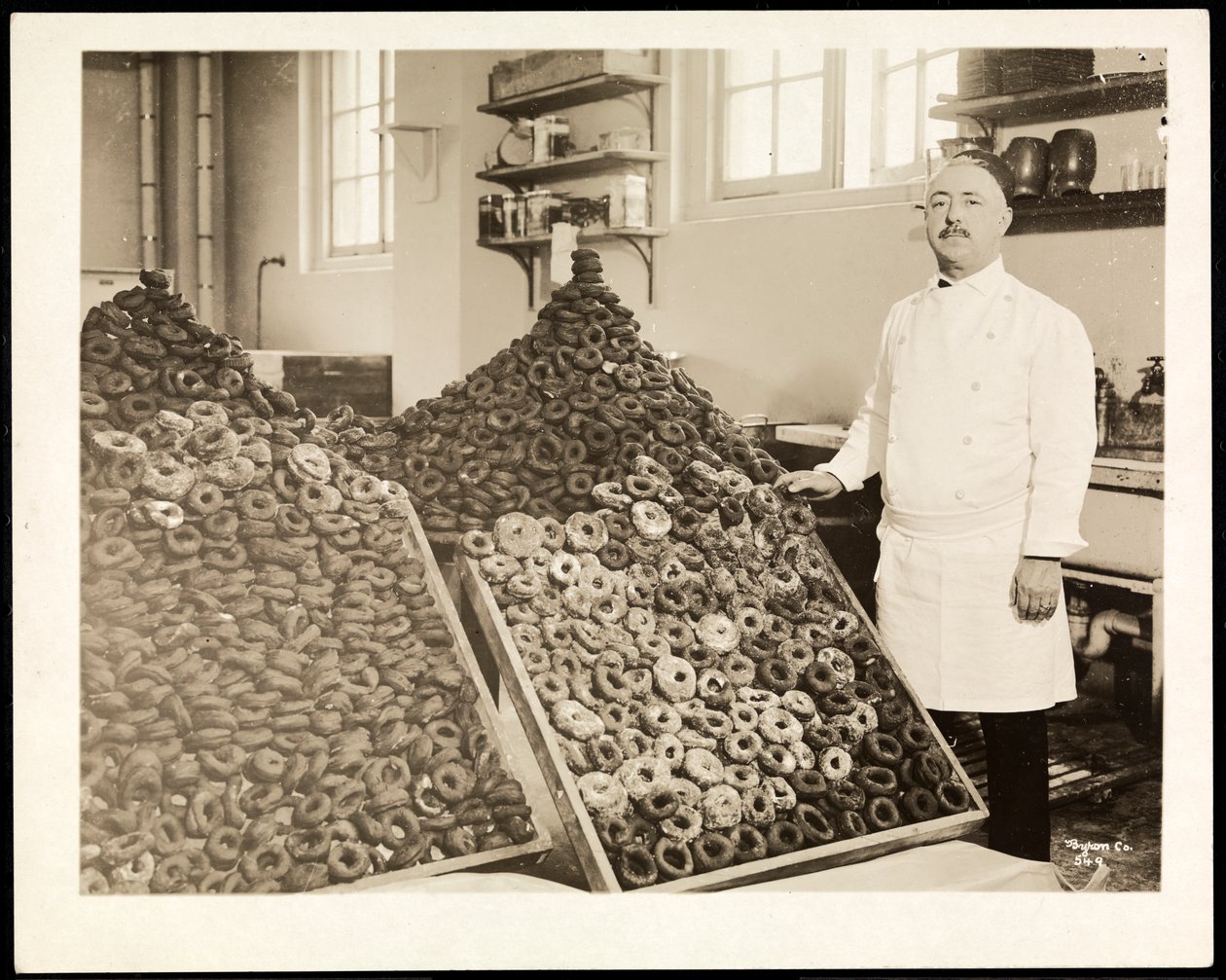 Porträt von Chef Leoni mit Behältern voller Donuts für die Heilsarmee im Hotel Commodore, 1919 von Byron Company