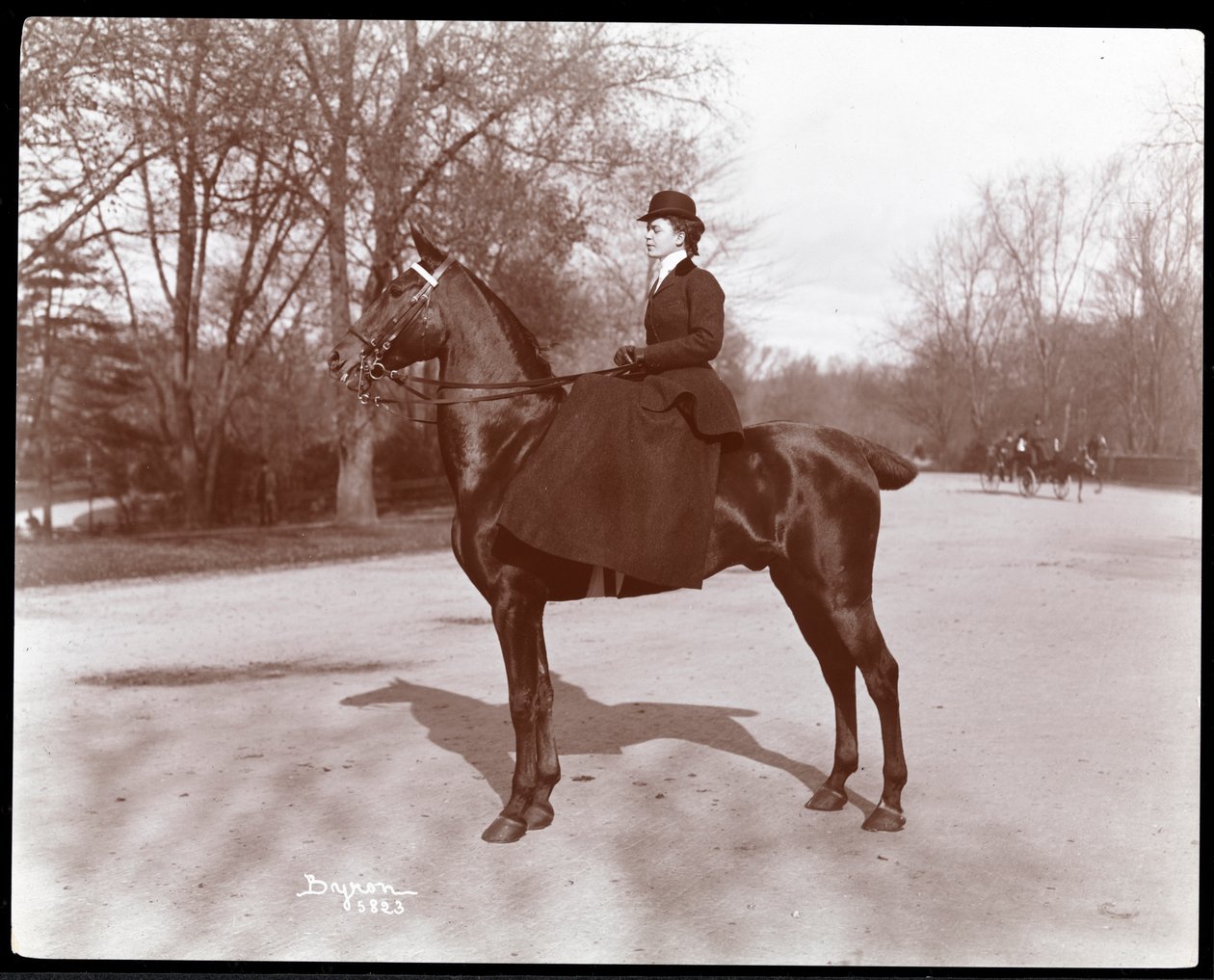Porträt von Miss Beach auf einem Pferd auf dem Reitweg im Central Park, 1898 von Byron Company