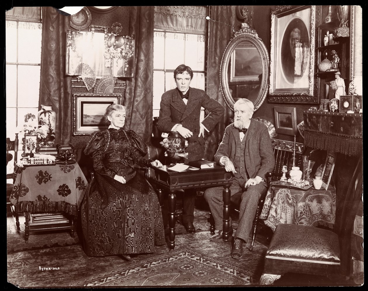 Porträt des Autors Lorimer Stoddard mit seiner Frau und seinem Sohn, New York, 1896-8 von Byron Company