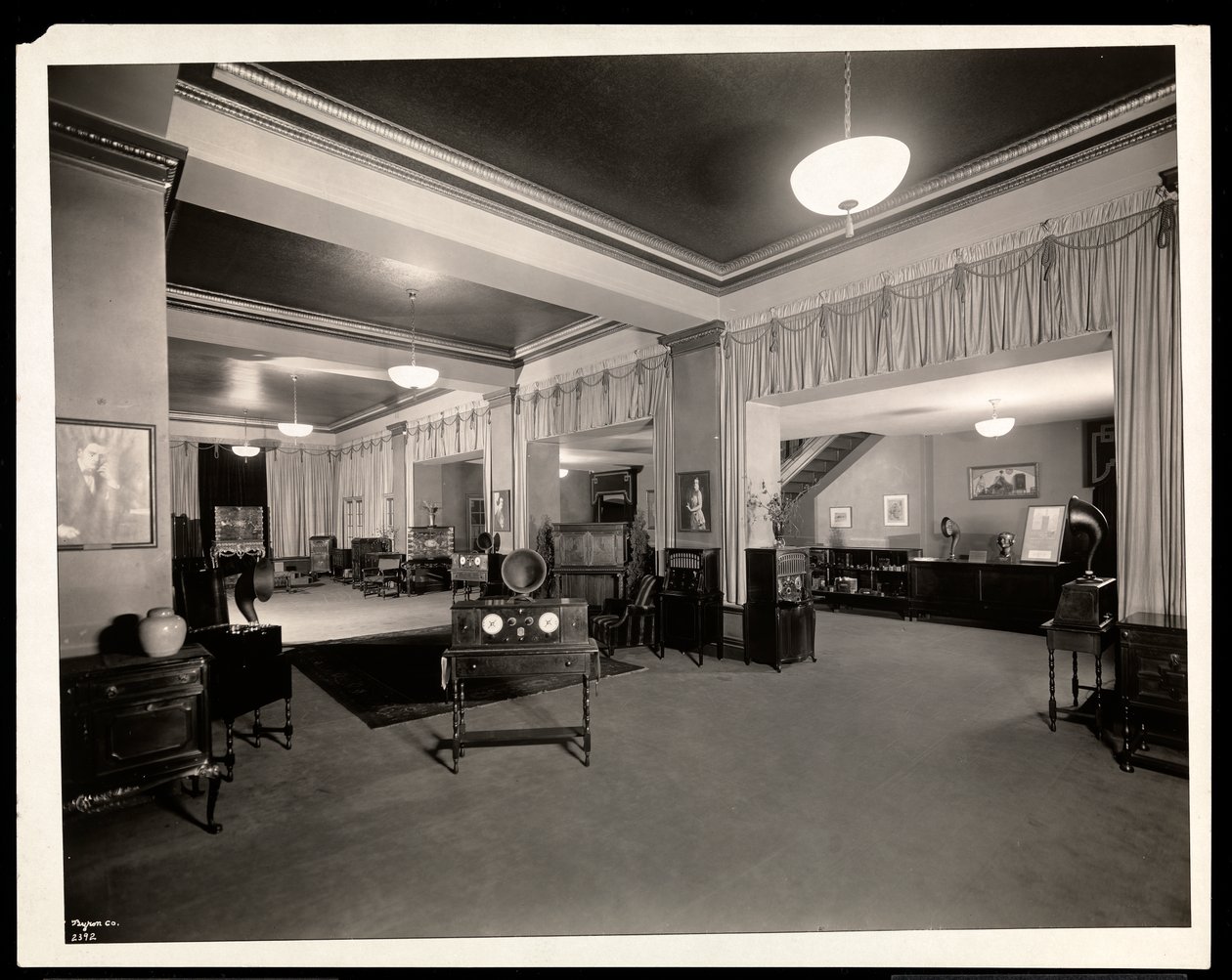 Radiolas auf dem Boden eines Vocalion-Verkaufsraums bei der Aeolian Company, 29 West 42nd Street, New York, 1924 von Byron Company