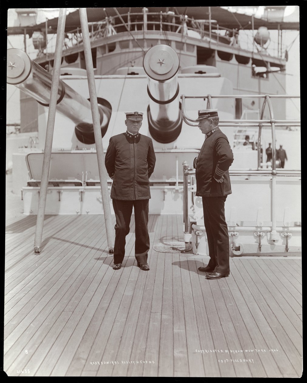 Konteradmiral Robley Dunglison Evans und Kapitän John Elliott Pillsbury auf dem Deck der U.S.S. Marine, 1906 von Byron Company