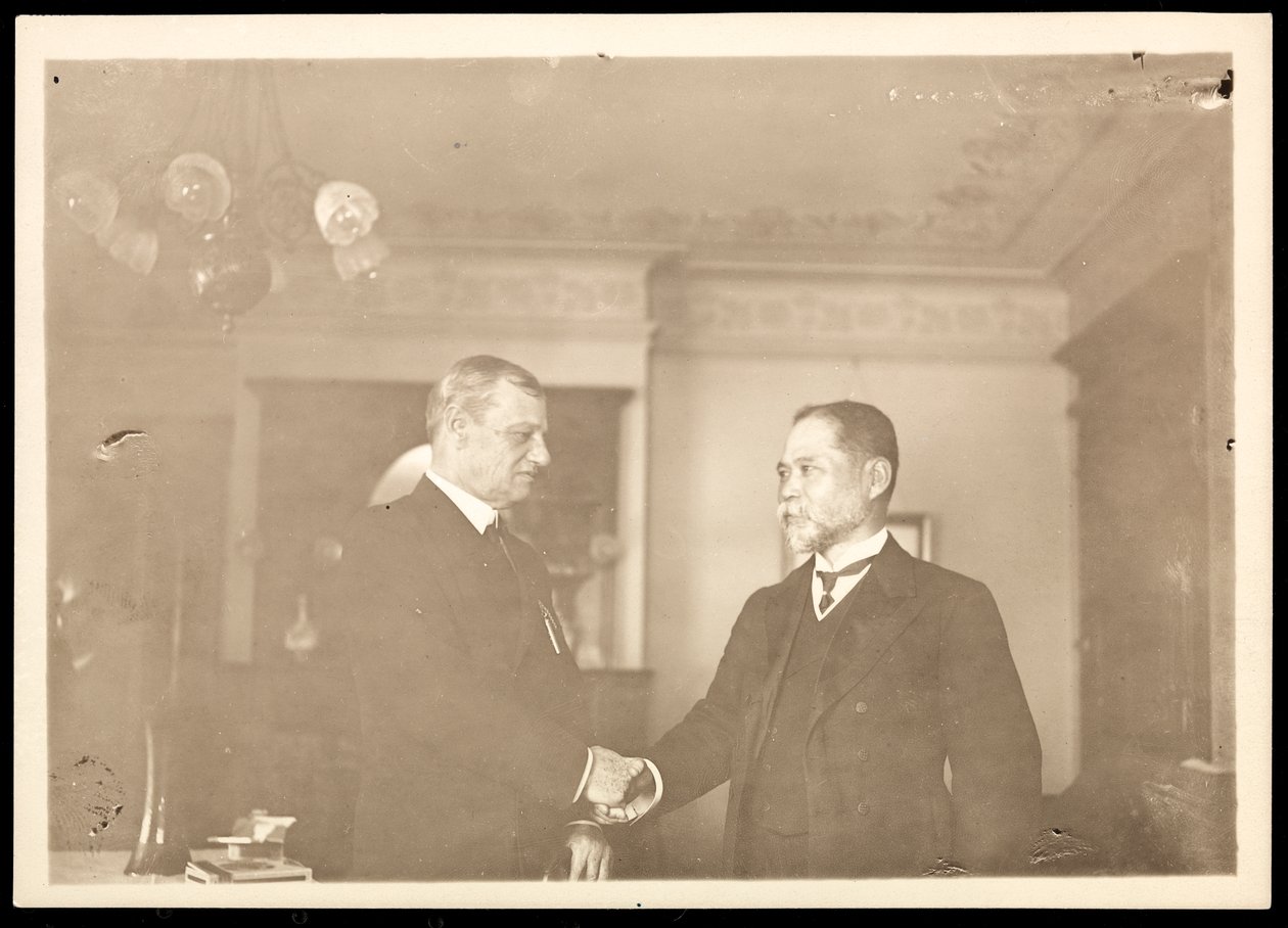 Konteradmiral Robley Dunglison Evans schüttelt einem anderen Mann die Hand, 1906 (Silbergelatineabzug) von Byron Company