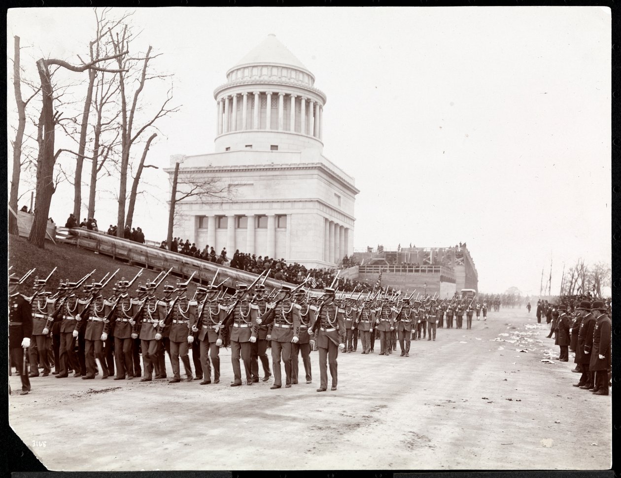 Die Prozession zur Einweihung von Grants Grabmal am Riverside Drive, vermutlich am 27. April 1897, New York von Byron Company