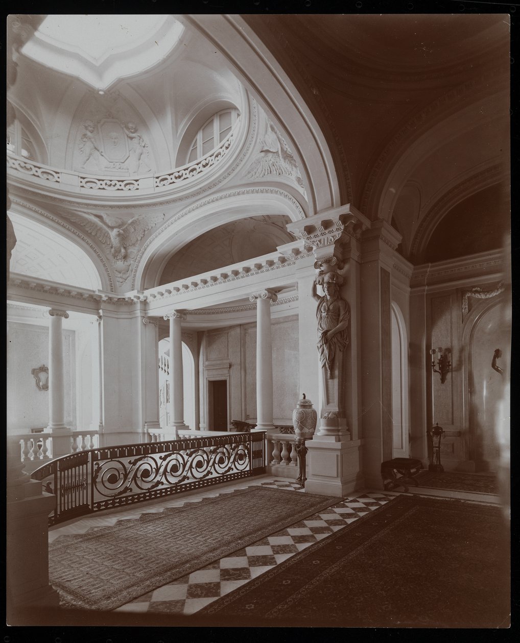 Das obere Treppenhaus in der Residenz der Gräfin De Ganay, Paris, ca. 1900 von Byron Company
