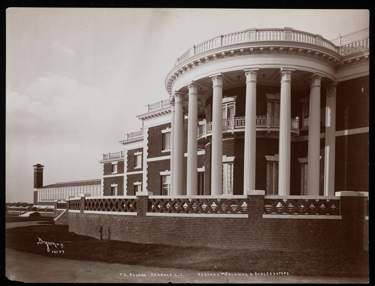 Die Veranda und das Gewächshaus des Haupthauses auf dem Anwesen von F.G. Bourne in Oakdale, Long Island, New York, 1900 von Byron Company
