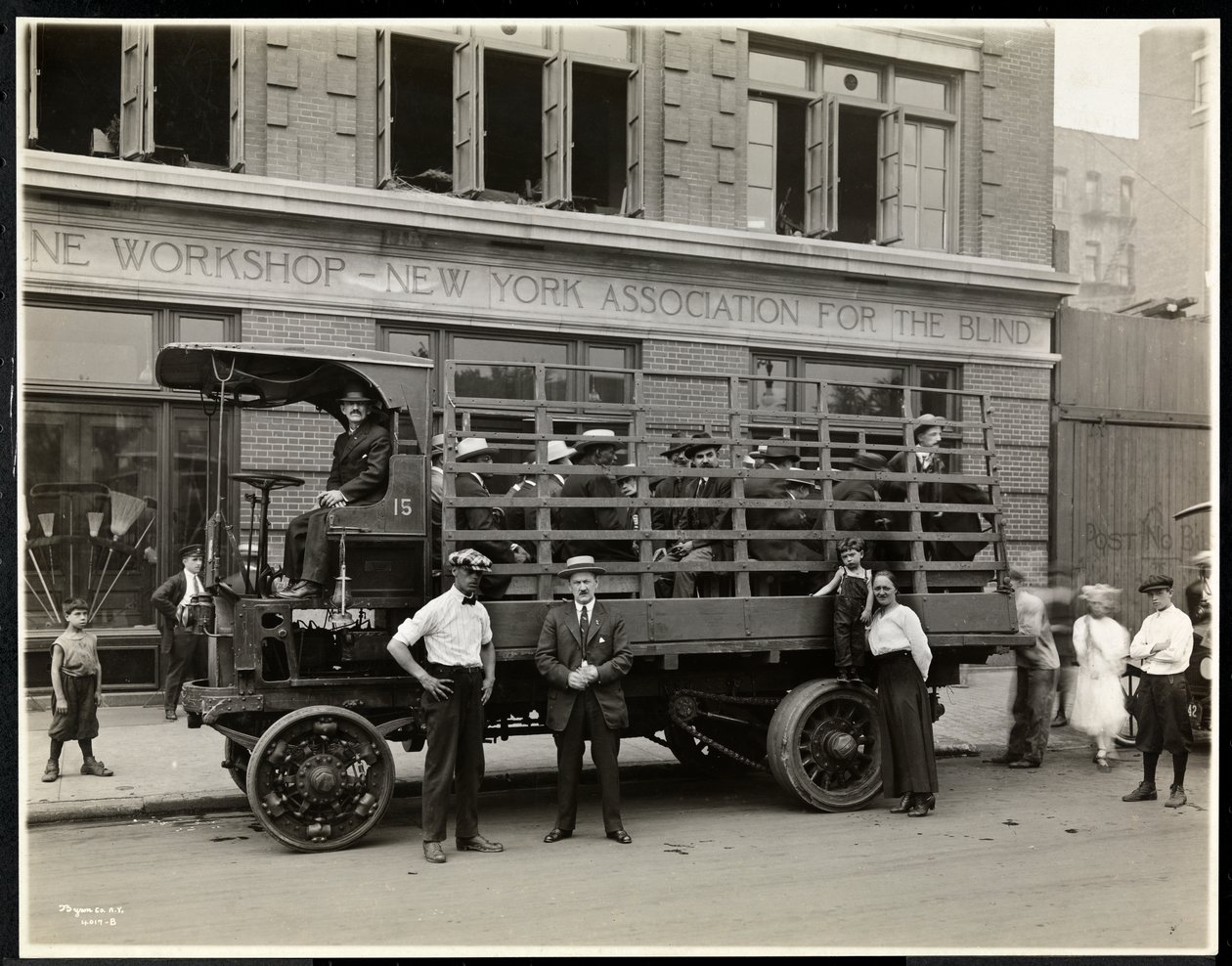 LKW-Ladung blinder Männer bereit zur Abfahrt für ein Picknick vom Bourne Memorial Building, New York, 1920 von Byron Company