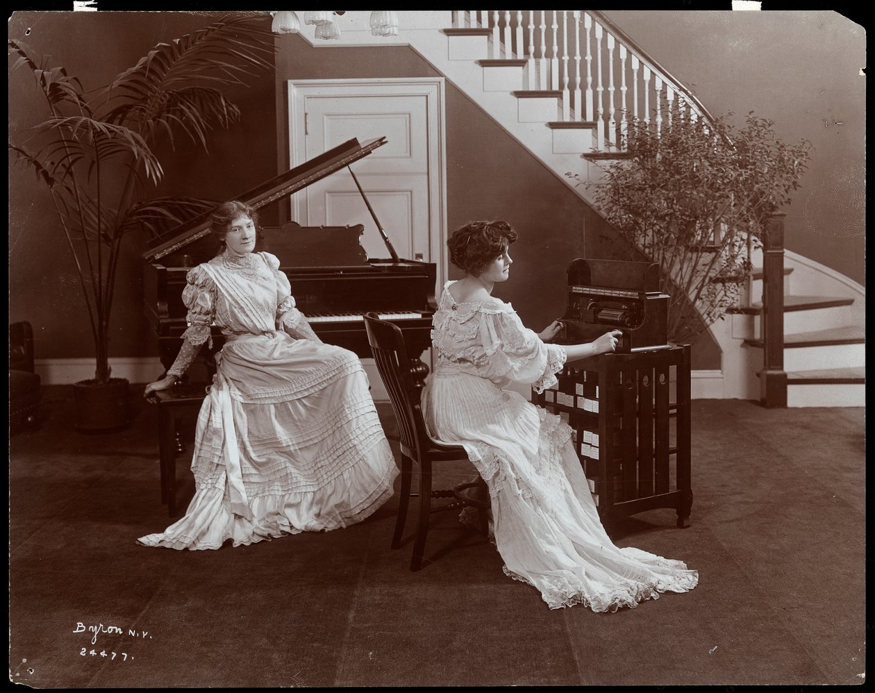 Zwei Frauen mit einem Klavier und Aufnahmegerät, 1907 von Byron Company