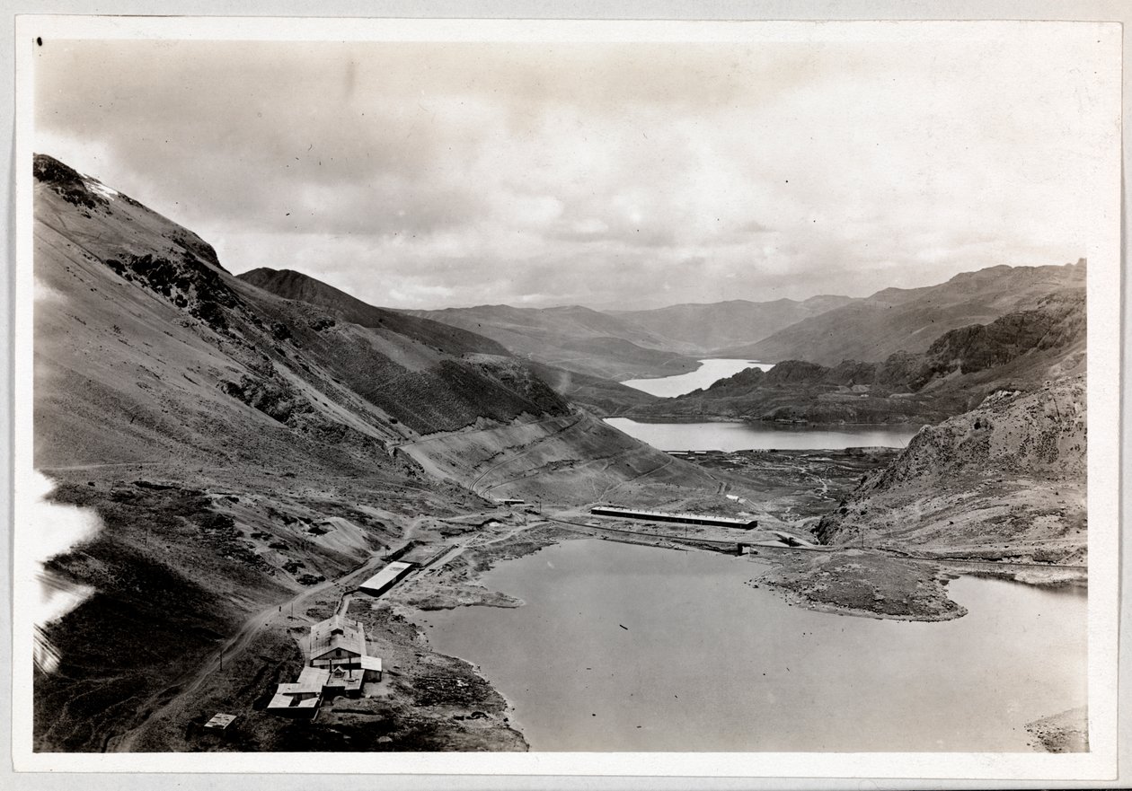Blick von oben auf einen langen Abschnitt des Panamakanals während des Baus, 1912 oder 1913 von Byron Company
