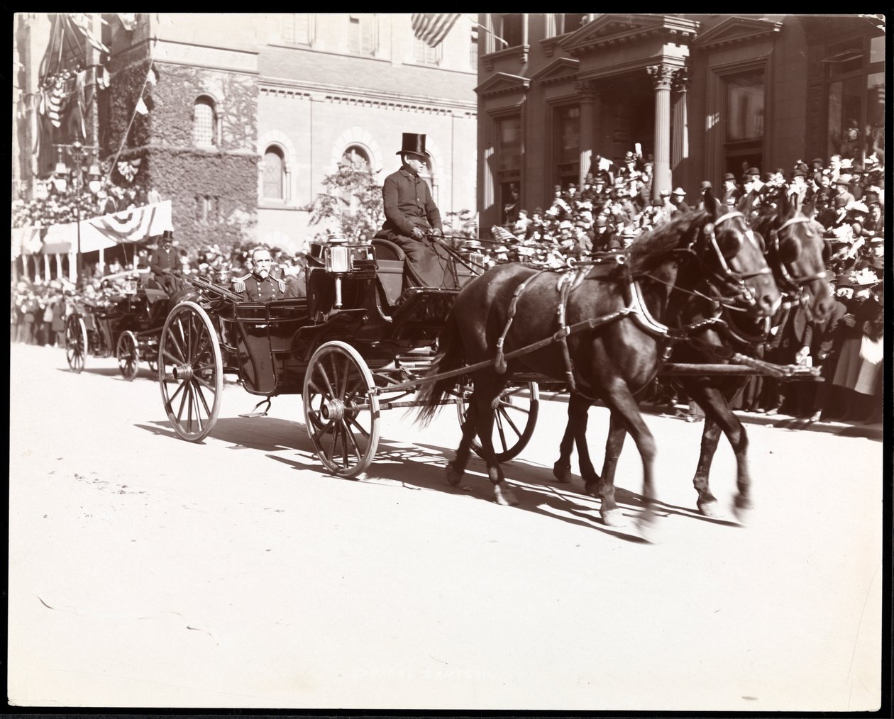 Ansicht von Admiral Sampson in einer Kutsche bei der Dewey-Parade auf der Fifth Avenue, New York, 1899 von Byron Company