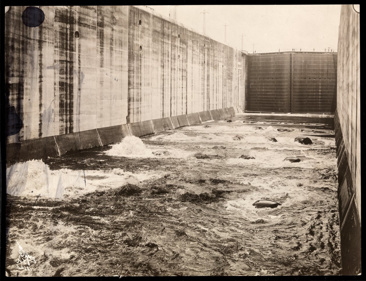 Ansicht einer Schleuse während des Baus des Panamakanals, 1913 von Byron Company