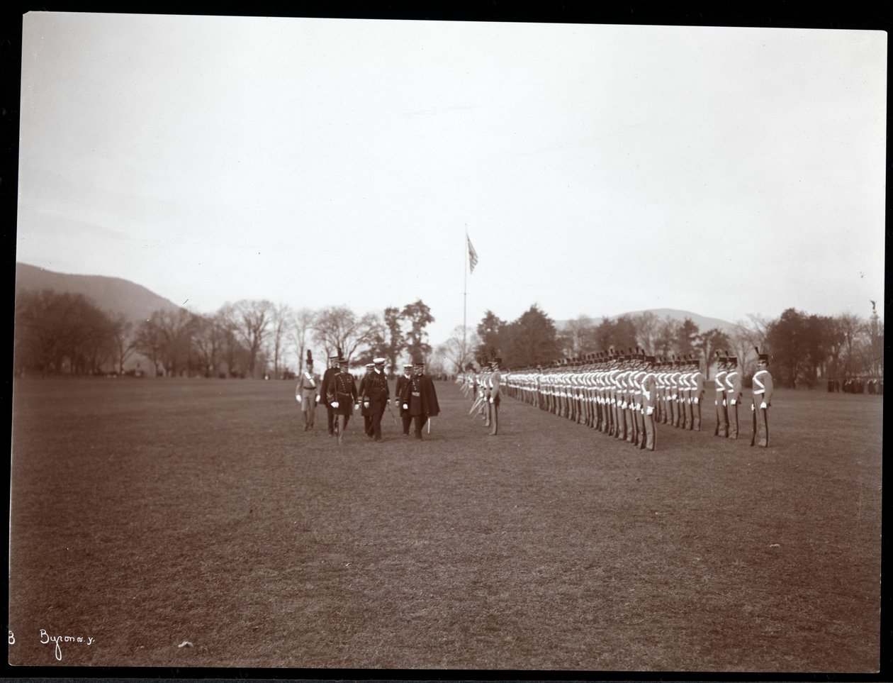 Ansicht einer militärischen Inspektion in West Point beim Besuch von Prinz Louis von Battenberg, 1905 (Silbergelatineabzug) von Byron Company